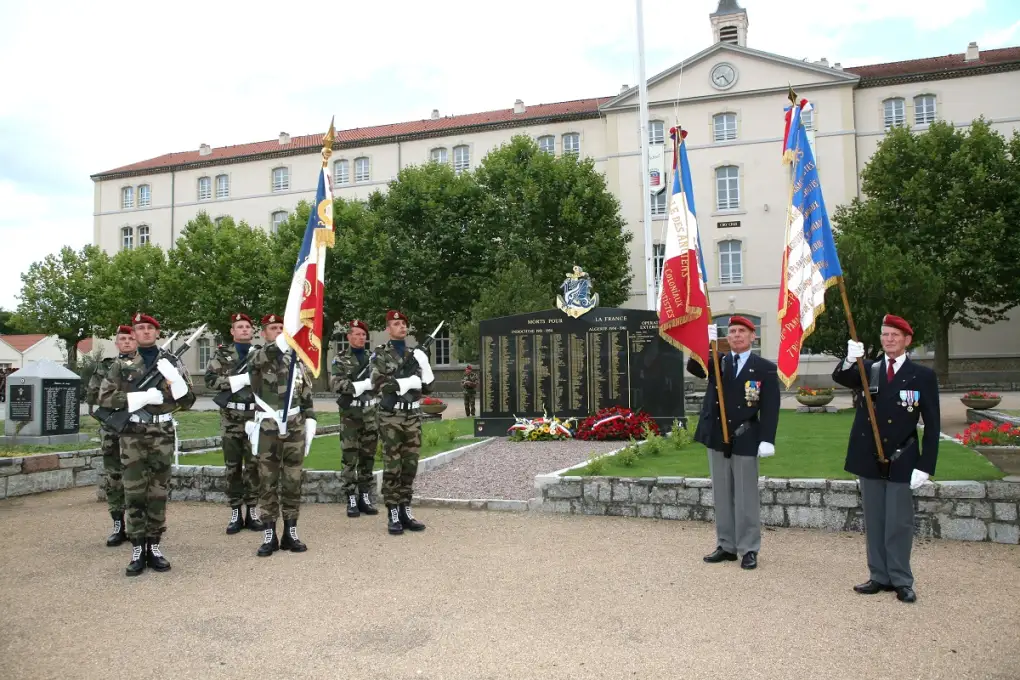 Drapeau du régiment et des amicales