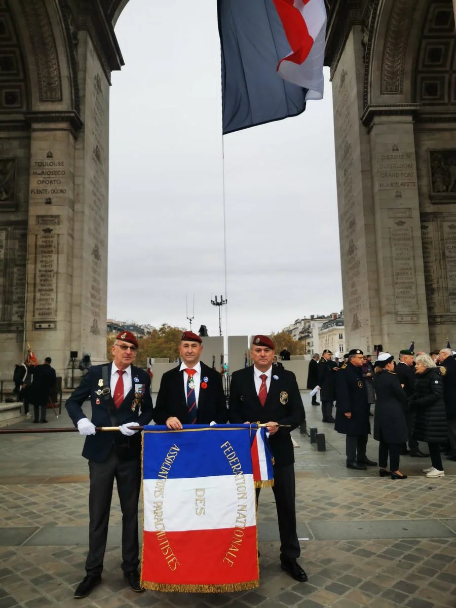 Délégation de la FNAPara et son drapeau sous l'Arc de Triomphe
