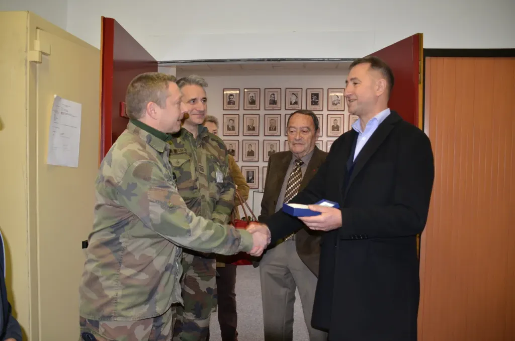 Remise d'un souvenir à un officier de la base