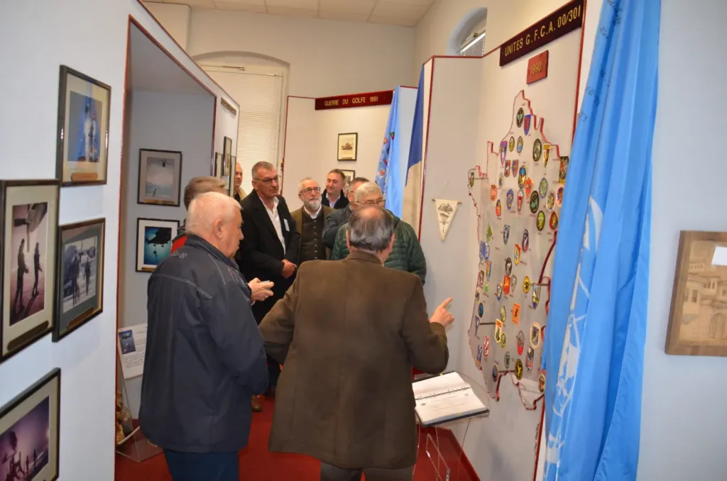 Visite d'une salle d'honneur ornée d'écussons et de drapeaux