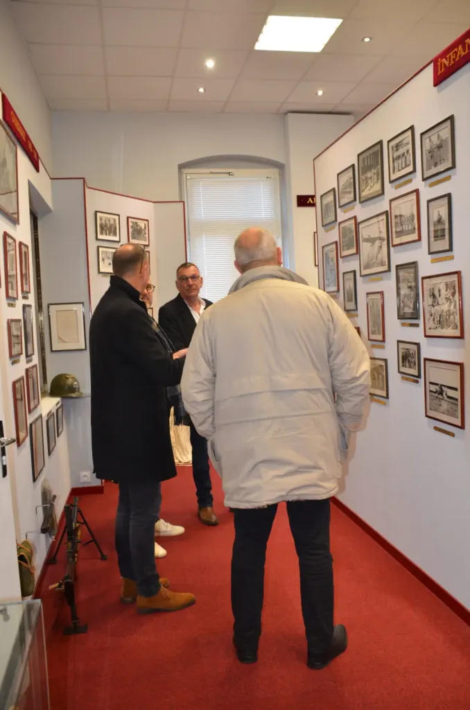Couloir de la salle d'honneur bordé de photos encadrées