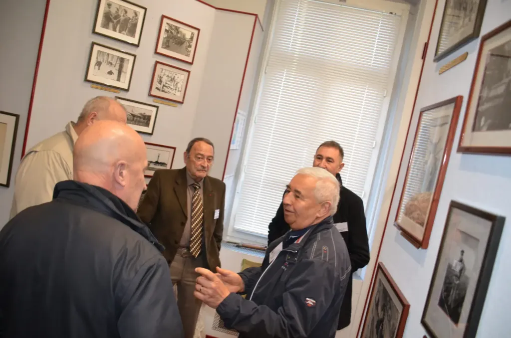 Échanges entre membres du conseil dans la salle d'honneur
