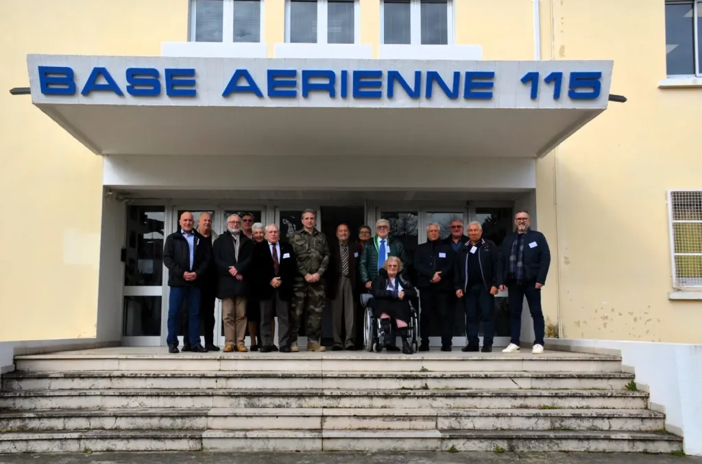 Le conseil d'administration devant l'entrée de la Base aérienne 115