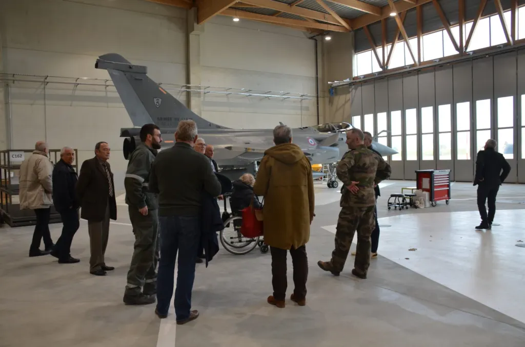 Visite d'un hangar, un Rafale au fond