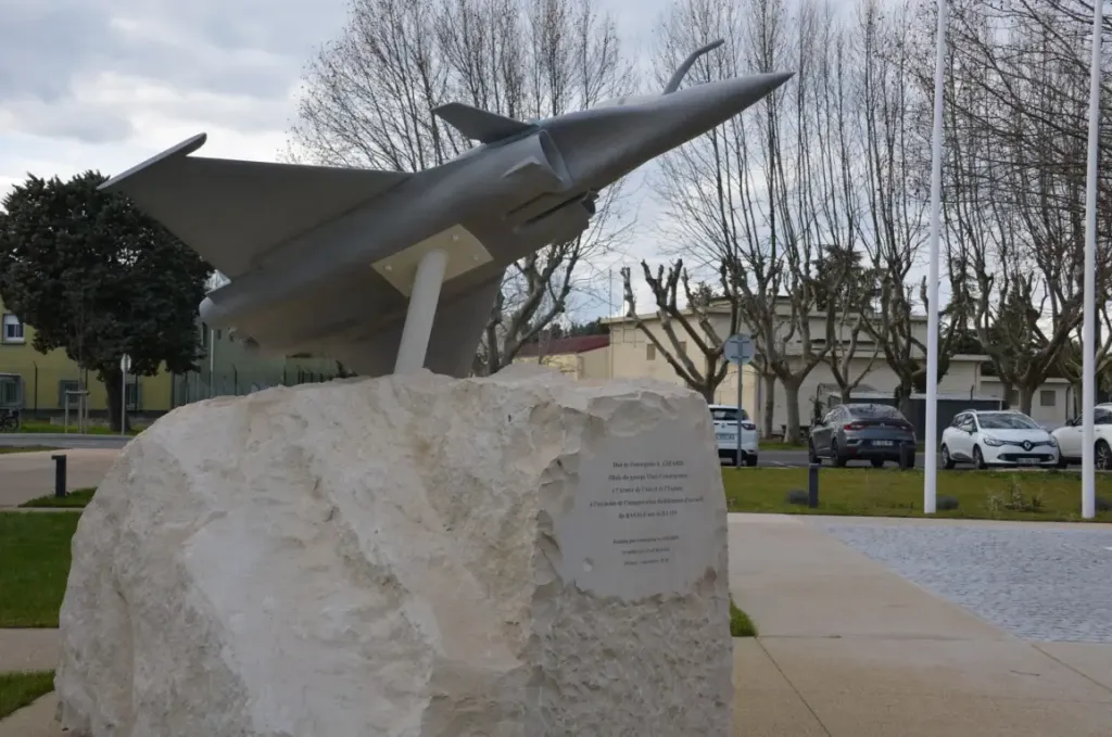 Maquette de Rafale posée sur un rocher, monument de la base