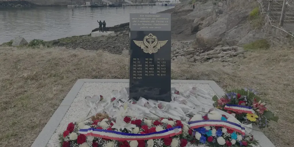 Le monument aux nageurs de combat à Brest, fleuri le jour de l'inauguration