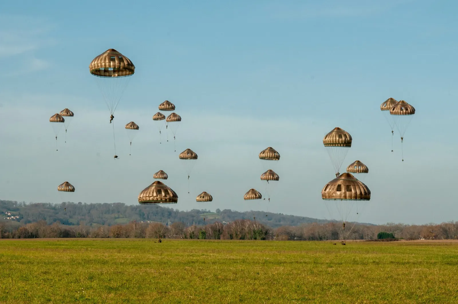 Saut en parachute de l'École des troupes aéroportées