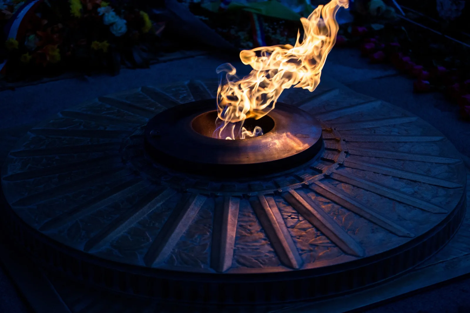La flamme du Soldat inconnu sous l'Arc de Triomphe
